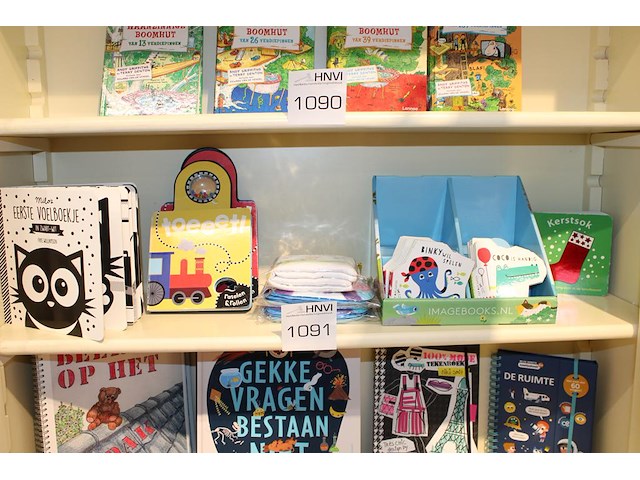 Baby boeken op schap in diverse uitvoeringen, 12 stuks. - afbeelding 1 van  2