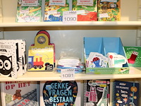 Baby boeken op schap in diverse uitvoeringen, 12 stuks. - afbeelding 1 van  2