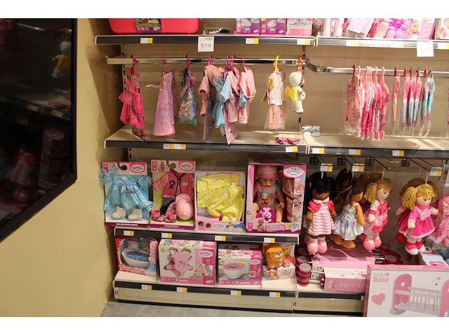 Baby born producten w.o. kleding, schoenen, bad, pop etc. in 4 schappen. - afbeelding 1 van  4