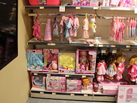 Baby born producten w.o. kleding, schoenen, bad, pop etc. in 4 schappen.