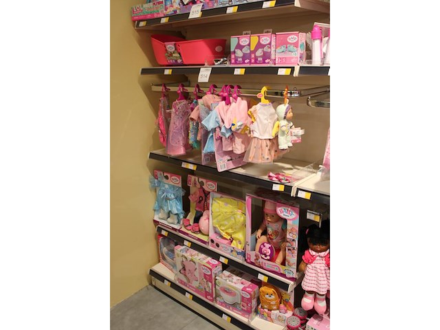 Baby born producten w.o. kleding, schoenen, bad, pop etc. in 4 schappen. - afbeelding 2 van  4