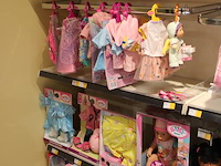 Baby born producten w.o. kleding, schoenen, bad, pop etc. in 4 schappen. - afbeelding 2 van  4