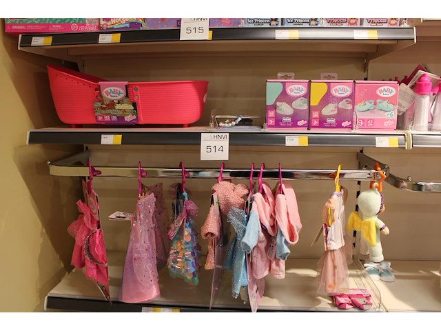 Baby born producten w.o. kleding, schoenen, bad, pop etc. in 4 schappen. - afbeelding 3 van  4