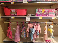 Baby born producten w.o. kleding, schoenen, bad, pop etc. in 4 schappen. - afbeelding 3 van  4