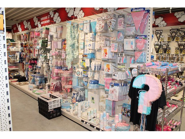 Baby gerelateerde accessoires aan 3 1/2 wandschap w.o. ballonen, slingers, vlaggen, borden, bekers en tiara... - afbeelding 1 van  8