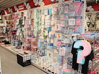 Baby gerelateerde accessoires aan 3 1/2 wandschap w.o. ballonen, slingers, vlaggen, borden, bekers en tiara... - afbeelding 1 van  8