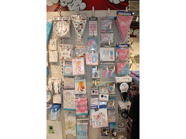 Baby gerelateerde accessoires aan 3 1/2 wandschap w.o. ballonen, slingers, vlaggen, borden, bekers en tiara... - afbeelding 2 van  8