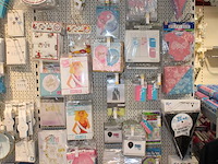 Baby gerelateerde accessoires aan 3 1/2 wandschap w.o. ballonen, slingers, vlaggen, borden, bekers en tiara... - afbeelding 2 van  8