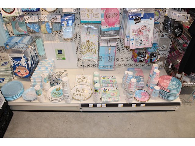 Baby gerelateerde accessoires aan 3 1/2 wandschap w.o. ballonen, slingers, vlaggen, borden, bekers en tiara... - afbeelding 3 van  8