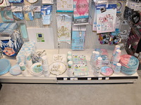 Baby gerelateerde accessoires aan 3 1/2 wandschap w.o. ballonen, slingers, vlaggen, borden, bekers en tiara... - afbeelding 3 van  8