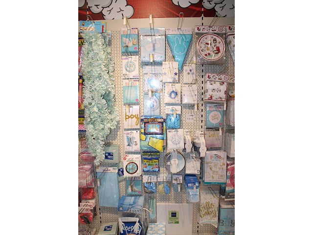 Baby gerelateerde accessoires aan 3 1/2 wandschap w.o. ballonen, slingers, vlaggen, borden, bekers en tiara... - afbeelding 4 van  8