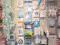 Baby gerelateerde accessoires aan 3 1/2 wandschap w.o. ballonen, slingers, vlaggen, borden, bekers en tiara... - afbeelding 4 van  8