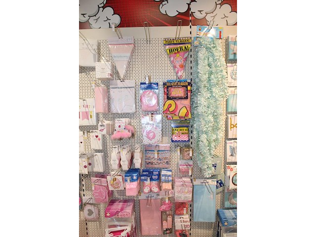 Baby gerelateerde accessoires aan 3 1/2 wandschap w.o. ballonen, slingers, vlaggen, borden, bekers en tiara... - afbeelding 5 van  8