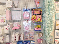 Baby gerelateerde accessoires aan 3 1/2 wandschap w.o. ballonen, slingers, vlaggen, borden, bekers en tiara... - afbeelding 5 van  8