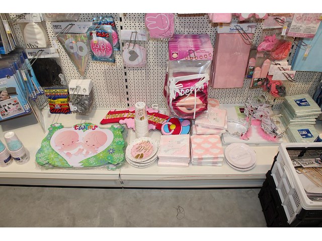 Baby gerelateerde accessoires aan 3 1/2 wandschap w.o. ballonen, slingers, vlaggen, borden, bekers en tiara... - afbeelding 6 van  8