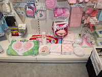 Baby gerelateerde accessoires aan 3 1/2 wandschap w.o. ballonen, slingers, vlaggen, borden, bekers en tiara... - afbeelding 6 van  8