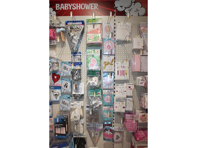 Baby gerelateerde accessoires aan 3 1/2 wandschap w.o. ballonen, slingers, vlaggen, borden, bekers en tiara... - afbeelding 7 van  8