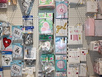 Baby gerelateerde accessoires aan 3 1/2 wandschap w.o. ballonen, slingers, vlaggen, borden, bekers en tiara... - afbeelding 7 van  8
