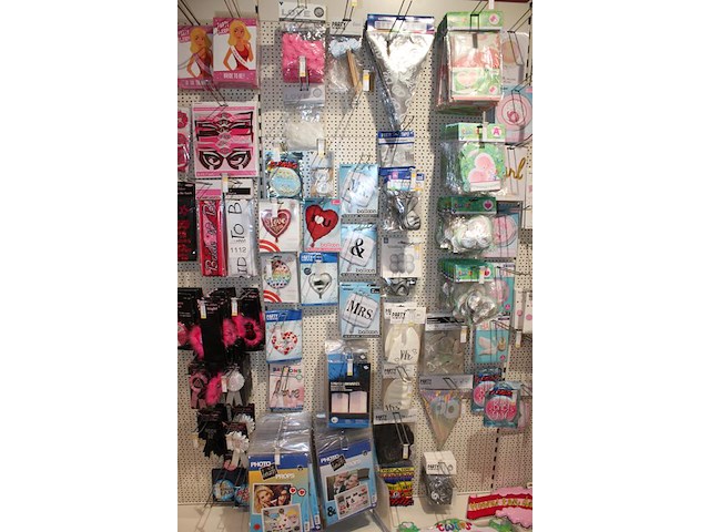 Baby gerelateerde accessoires aan 3 1/2 wandschap w.o. ballonen, slingers, vlaggen, borden, bekers en tiara... - afbeelding 8 van  8