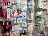 Baby gerelateerde accessoires aan 3 1/2 wandschap w.o. ballonen, slingers, vlaggen, borden, bekers en tiara... - afbeelding 8 van  8