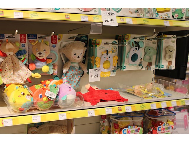 Babyknuffels, bijtspeeltjes etc. ses op schap en aan zeven beugels. - afbeelding 1 van  3