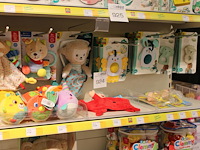Babyknuffels, bijtspeeltjes etc. ses op schap en aan zeven beugels. - afbeelding 1 van  3