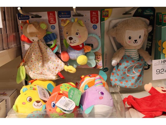 Babyknuffels, bijtspeeltjes etc. ses op schap en aan zeven beugels. - afbeelding 2 van  3