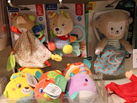 Babyknuffels, bijtspeeltjes etc. ses op schap en aan zeven beugels. - afbeelding 2 van  3