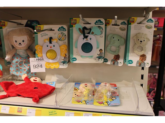 Babyknuffels, bijtspeeltjes etc. ses op schap en aan zeven beugels. - afbeelding 3 van  3
