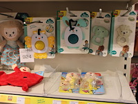 Babyknuffels, bijtspeeltjes etc. ses op schap en aan zeven beugels. - afbeelding 3 van  3