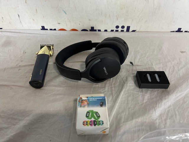 Babyliss trimmer | jbl live pro2 oortjes | trust koptelefoon | sporthorloge - afbeelding 1 van  1