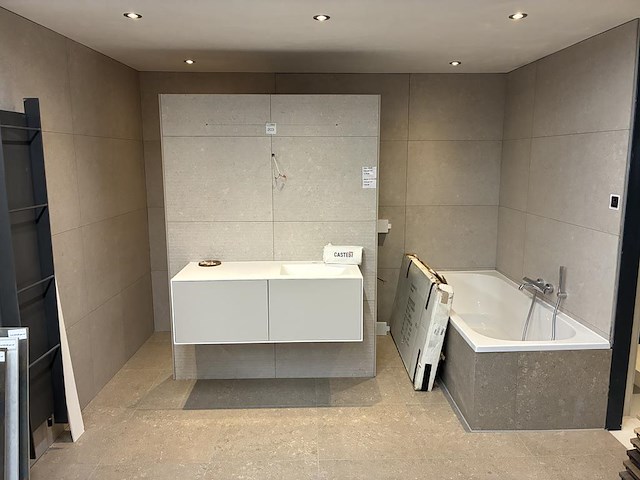 Badkamer showroom opstelling met badmeubel, ligbad, wandcloset en designradiator - afbeelding 1 van  6