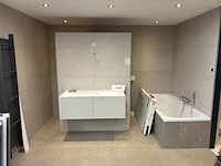 Badkamer showroom opstelling met badmeubel, ligbad, wandcloset en designradiator