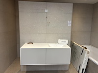 Badkamer showroom opstelling met badmeubel, ligbad, wandcloset en designradiator - afbeelding 2 van  6