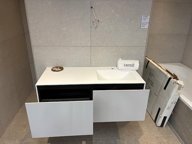 Badkamer showroom opstelling met badmeubel, ligbad, wandcloset en designradiator - afbeelding 3 van  6