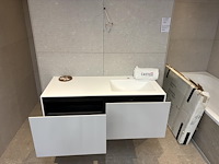 Badkamer showroom opstelling met badmeubel, ligbad, wandcloset en designradiator - afbeelding 3 van  6