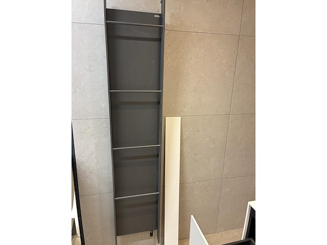 Badkamer showroom opstelling met badmeubel, ligbad, wandcloset en designradiator - afbeelding 4 van  6