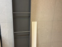 Badkamer showroom opstelling met badmeubel, ligbad, wandcloset en designradiator - afbeelding 4 van  6
