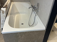 Badkamer showroom opstelling met badmeubel, ligbad, wandcloset en designradiator - afbeelding 5 van  6