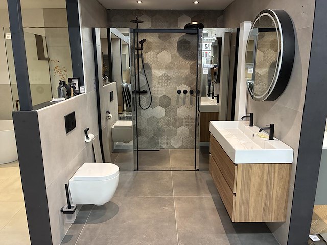 Badkamer showroom opstelling met badmeubel, spiegelkast, douche, designradiator en wandcloset - afbeelding 1 van  9