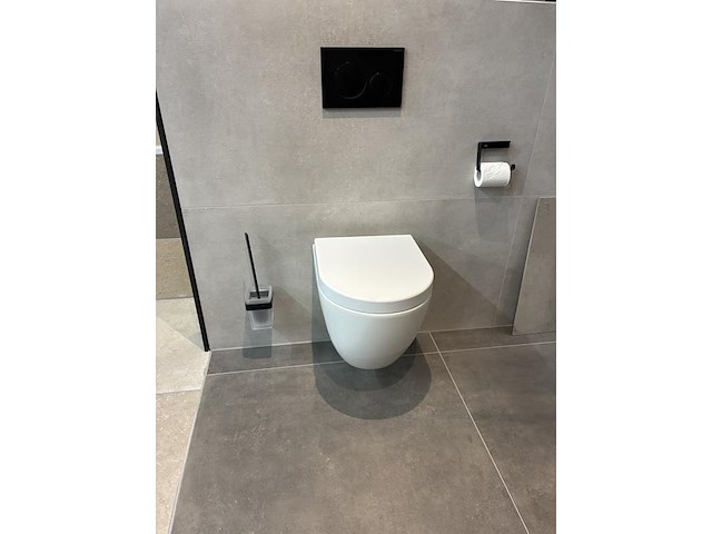 Badkamer showroom opstelling met badmeubel, spiegelkast, douche, designradiator en wandcloset - afbeelding 2 van  9