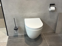 Badkamer showroom opstelling met badmeubel, spiegelkast, douche, designradiator en wandcloset - afbeelding 2 van  9