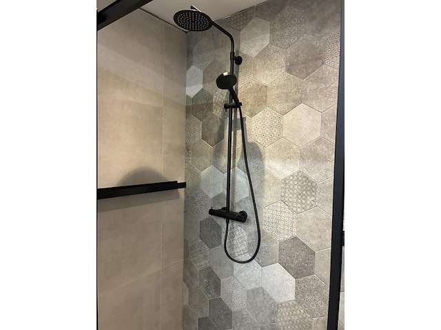 Badkamer showroom opstelling met badmeubel, spiegelkast, douche, designradiator en wandcloset - afbeelding 3 van  9