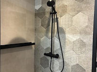 Badkamer showroom opstelling met badmeubel, spiegelkast, douche, designradiator en wandcloset - afbeelding 3 van  9