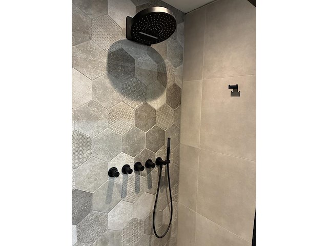 Badkamer showroom opstelling met badmeubel, spiegelkast, douche, designradiator en wandcloset - afbeelding 4 van  9