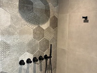 Badkamer showroom opstelling met badmeubel, spiegelkast, douche, designradiator en wandcloset - afbeelding 4 van  9