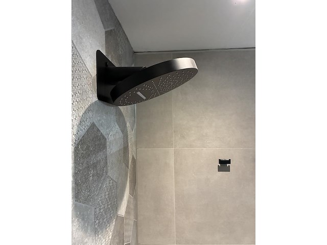 Badkamer showroom opstelling met badmeubel, spiegelkast, douche, designradiator en wandcloset - afbeelding 5 van  9