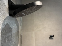 Badkamer showroom opstelling met badmeubel, spiegelkast, douche, designradiator en wandcloset - afbeelding 5 van  9