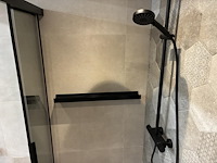 Badkamer showroom opstelling met badmeubel, spiegelkast, douche, designradiator en wandcloset - afbeelding 6 van  9