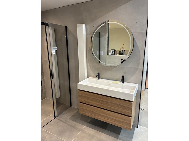 Badkamer showroom opstelling met badmeubel, spiegelkast, douche, designradiator en wandcloset - afbeelding 7 van  9
